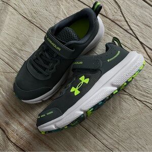 UNDER ARMOUR YOUTH SNEAKERS - NEW
